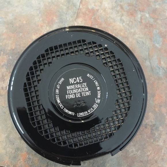 MAC Mineralize Foundation Compact NC45 NEW - Picture 5 of 8